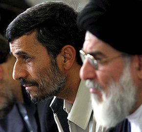 El presidente de Irán, Mahmud Ahmadineyad, escucha al líder supremo de la Revolución, Ali Jameneí,.

