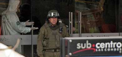 Un agente de la policía chilena hace guardia en una estación de metro de la capital del país, Santiago de Chile 