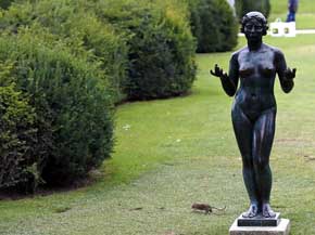 La exuberante zona que se extiende hasta los jardines de las Tullerías proporciona a las ratas numerosos lugares donde esconderse.