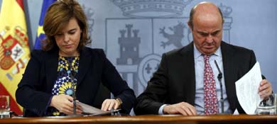 El ministro de Economía, Luis de Guindos, y la vicepresidenta del Gobierno, Soraya Sáenz de Santamaría (Efe)