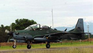 El T-27 Tucano, fabricado por la empresa brasileña Embraer, es un turbohélice utilizado en entrenamiento de pilotos y misiones de combate. 
