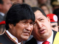 Hugo Chávez, habla con su homólogo boliviano, Evo Morales, en el marco de la VI Cumbre Extraordinaria de la Alternativa Bolivariana para las Américas (ALBA).  