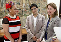La presidenta del Parlamento Vasco, Arantza Quiroga (d), recibe a la senadora del Partido Liberal de Colombia, Piedad Córdoba (i), y al secretario de la 'Iniciativa Colombianos y Colombianas por la Paz', Danilo Rueda (c), con los que se ha reunido en la sede del Legislativo en Vitoria.
