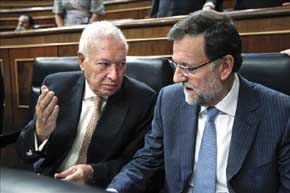 El presidente del Gobierno, Mariano Rajoy, y el ministro de Asuntos Exteriores, José Manuel García Margallo, amigos vía cuñado. EFE