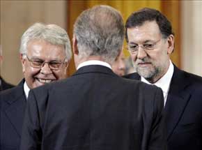 Felipe González y Mariano Rajoy en 2012, en un acto con la presencia de Juan Carlos. EFE/Archivo