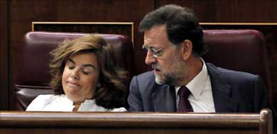 El líder del PP, Mariano Rajoy, junto a la portavoz Soraya Saenz de Santamaría / EFE