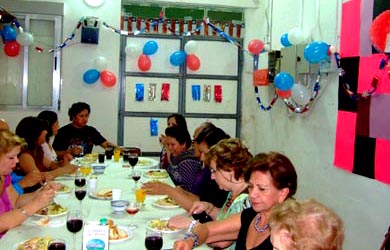 Un aspecto parcial de la reunión en el momento de la comida 