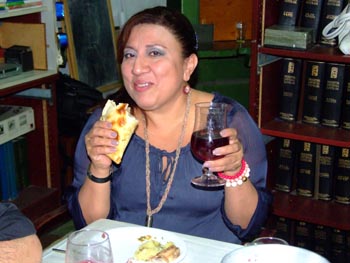 “Una empanada y vino tinto” lo mas típico en una fiesta chilena…