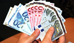 Cae la mayor red de falsificadores de billetes euro. En la foto de archivo, abanico de billetes euro auténticos 
