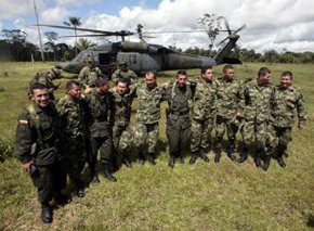 Los 11 militares y policías rescatados en la “Operación Jaque”, regresaron al lugar donde se produjo la liberación de su cautiverio hace ahora, un año 