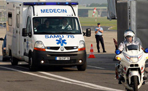Una ambulancia lleva a Bahia Bakari, la niña de 14 años que sobrevivió al accidente aéreo en el que han perdido la vida 153 personas.  