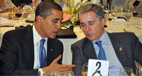A Uribe (a la derecha en la imagen de archivo), no le ha sentado nada de bien el rechazo de Barack Obama a su posible reelección 