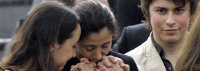 En la imagen de archivo, Ingrid Betancourt junto a sus hijos en la base militar de Bogotá hace un año 