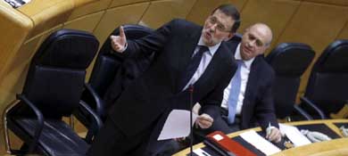 El presidente del Gobierno, Mariano Rajoy (i), durante una sesión de control al Gobierno en el Senado. (EFE)

