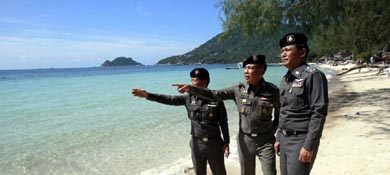 Oficiales de la Policía observan la zona donde fueron asesinados dos británicos, en la isla de Koh Tao. (Reuters)