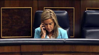 La ministra de Sanidad, Servicios Sociales e Igualdad, Ana Mato, durante el pleno que celebra hoy el Congreso de los Diputados. EFE