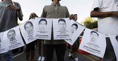 Miles de personas se volcaron a las calles para pedir regreso de los 43 jóvenes, que se teme estén muertos.