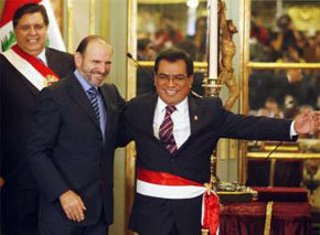 El nuevo primer ministro peruano Javier Velásquez (d) junto al dimitido Yehude Simón (c)  y el presidente peruano Alan García en la ceremonia de juramento del nuevo titular de Interior