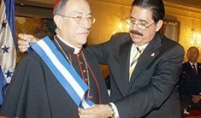 En una imagen de archivo, el Cardenal Rodríguez Maradiaga recibe de Manuel Zelaya, una condecoración