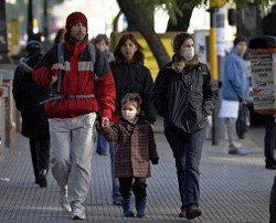 La pandemia afecta a muchos aspectos de la vida cotidiana en Argentina. En la imagen, escolares protegidos con mascarillas  