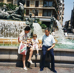 El poeta y dramaturgo Germán Ubillos Orsolich, junto a su esposa e hijita en un rincón de Madrid. 