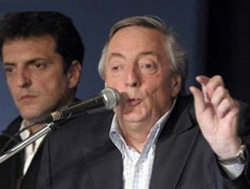 En la imagen de archivo Kirchner se dirige a sus partidarios el día de su recién pasada derrota electoral 