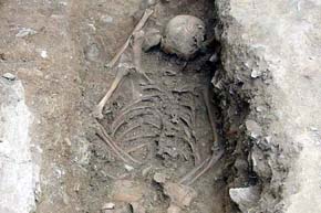 La 'niña bruja': En Italia hallan restos de cuerpo enterrado boca abajo