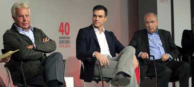 González, Pedro Sánchez y Alfonso Guerra (EFE)
