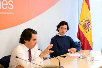 Imagen colgada en su cuenta de Twitter por Francisco Nicolás Gómez Iglesias en el que se le ve junto a Aznar en un acto de FAES