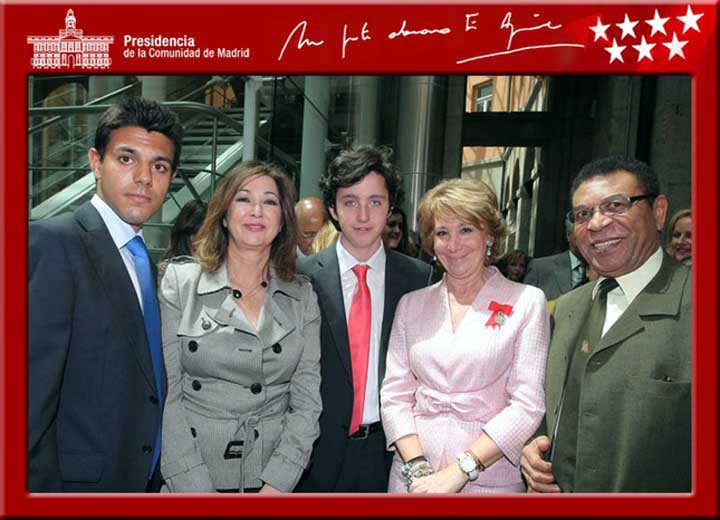 Otra imagen de Francisco Nicolás, en el centro, entre Ana Rosa Quintana y Esperanza Aguirre