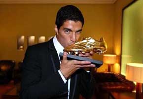 Suárez recibió la Bota de Oro que comparte con Cristiano