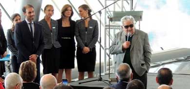 Lanzamiento de Alas Uruguay frente a las autoridades del gobierno en el Aeropuerto de Carrasco.