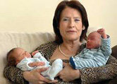 La gaditana Carmen Bousada posa con sus dos hijos. (Imagen de TVE de la entrevista en News of the World) 