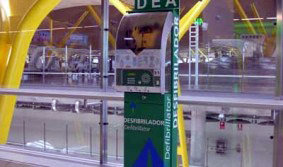 En el aeropuerto de Madrid-Barajas, se han instalado puntos de rescate cardíaco 