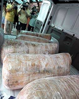 En la imagen de archiv, un importante alijo de cocaína  aprehendido en el aeropuerto de Barajas en 2008