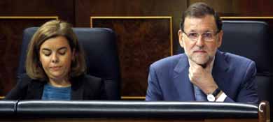 El presidente Mariano Rajoy junto a la vicepresidenta del Gobierno, Soraya Saénz Santamaría (Reuters)