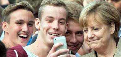 Merkel posa para un selfie con estudiantes en Gross-Gerau, en el oeste de Alemania 