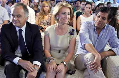 Cadera por cadera, con González Pons y con el alcalde que no conoce, Agustín Juárez, en la Escuela de Verano de NNGG. Foto Flickr del PP