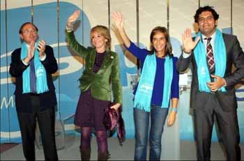 Mato por medio, ‘manos arriba’ en un acto electoral con el alcalde ‘que no conoce’. Foto Flickr del PP
