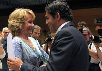 Aguirre en ‘púdico’, pero cercano abrazo con el alcaLde que no conoce… Foto Flickr del PP