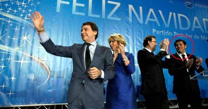 Mariano Rajoy no mira para otro lado…, sino que se entrega a la confianza con el alcalde detenido. Foto Flickr PP Madrid