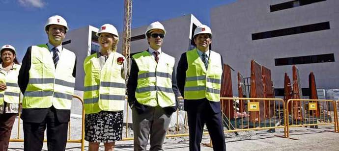 Aguirre visita las obras del hospital de Collado Villalba acompañada por el alcalde Agustín Juárez (d).