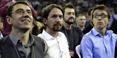 El líder de Podemos, Pablo Iglesias (c), junto a Juan Carlos Monedero (i) e Iñigo Errejón (d), en la Asamblea Ciudadana “Sí Se Puede”. EFE/Archivo