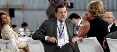 El presidente del PP, Mariano Rajoy (2i) y Esperanza Aguirre (2d) charlan en presencia de la secretaria genetal del PP, María Dolores de Cospedal. (EFE) 