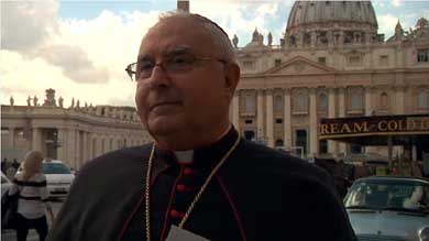 Santiago García Aracil, Arzobispo de Badajoz, criticado por medio centenar de sacerdotes por su alto “tren de vida”