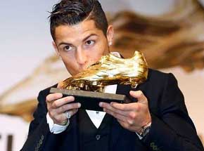 Cristiano recibió la Bota de Oro que comparte con Suárez