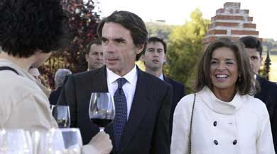El expresidente del Gobierno José María Aznar y su esposa y alcaldesa de Madrid, Ana Botella (EFE)