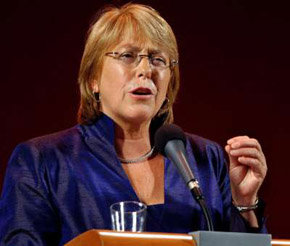 'Si hubiera sido por los partidos políticos, Bachelet  (en imagen de archivo) no habría sido presidenta de Chile, a ella la propusieron los ciudadanos', afirma el fundador de la concertación y ex senador socialista, carlos Ominami en entrevista con EFE.

