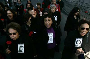 Agrupación de Familiares de Detenidos Desaparecidos (AFDD), de la Agrupación de Familiares de Ejecutados Políticos (AFEP) y de la Agrupación de ex presos políticos se manifestaron en la céntrica Plaza de la Constitución. 