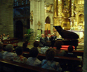 Juan Mendívil (i) y Dimitar Kanorov durante el concierto ofrecido en la iglesia de Torrelaguna el pasado 18 de julio

